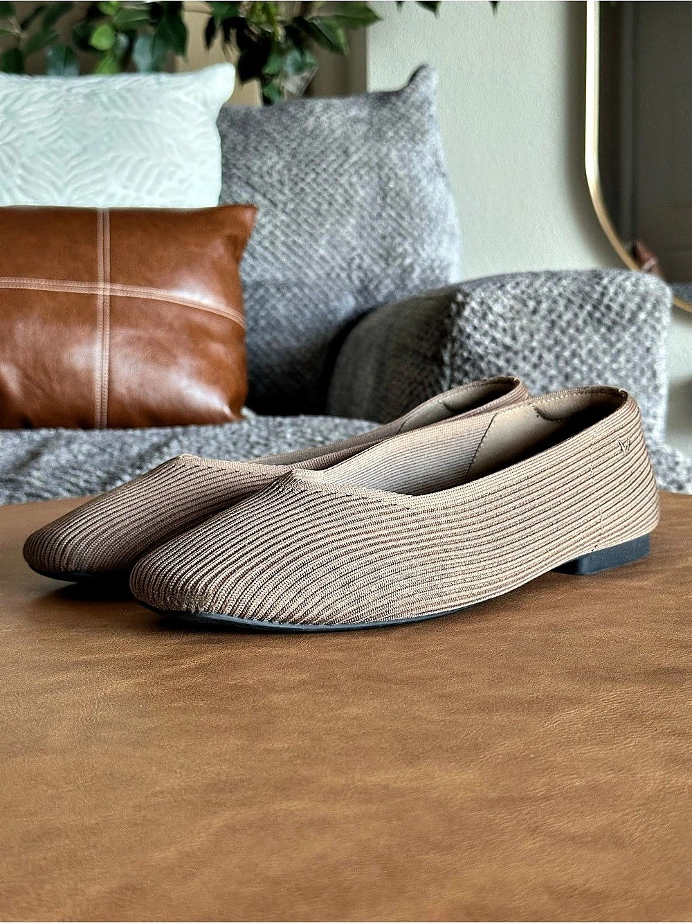 VIVAIA Margot Square-Toe V-Cut Flats Brown EU 43